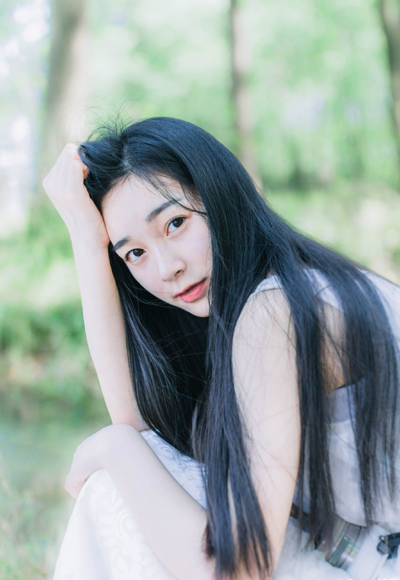 我爱你，才会向你袒露心灵的世界，向你展示所有的喜怒悲欢，只有对你不曾设防;我爱你，才会和你耍小脾气，无缘无故离你远远的，其实我只想走进你炙热的怀抱听你的心跳;我爱你，所以我给了你伤害我的权力，只要我能忍受，我会一直陪伴着你，你不能伤害我太多，冷了，会淡漠，痛了，会松手。